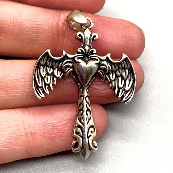 Gothic style sterling silver cross with wings and great detail on the front 💜 - Picture 7 of 7